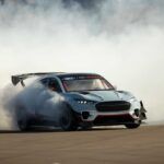 Ken Block tiene sus guantes en el Ford Mustang Mach-E 1400. atraído