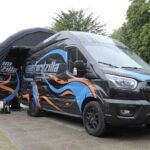 Este Ford Transit es una sala de juegos con ruedas