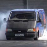 Esta Ford Van quema asfalto en una carrera de resistencia