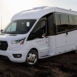 Este es un Ford Transit de Leisure Travel Vans convertido en autocaravana