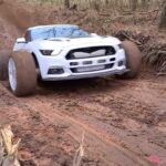 Ford MUDstang vs.Mustang estándar … en las colinas fangosas