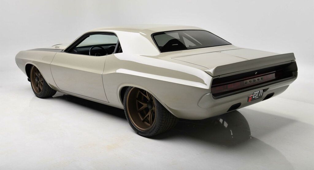 El Restomod 1973 Dodge Challenger te castigará con su HEMI V8 de 6.4 litros sobrealimentado
