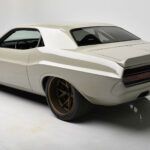 El Restomod 1973 Dodge Challenger te castigará con su HEMI V8 de 6.4 litros sobrealimentado