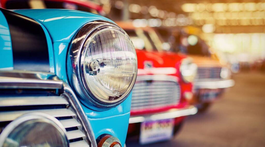 Gran entrada en autos clásicos. Carril de vida progresiva