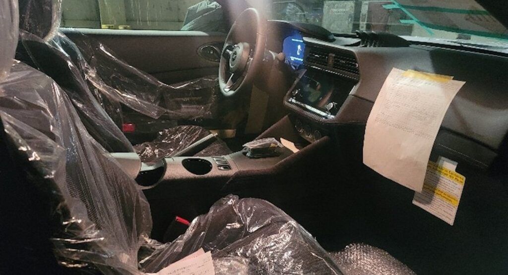 La cabina basada en el modelo Nissan Z 2023 lo hace aún más divertido
