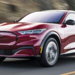 Propietario de Ford Mach-E multado con $28,000 por reparaciones después de que el conductor del camión de plataforma supuestamente dañó la batería