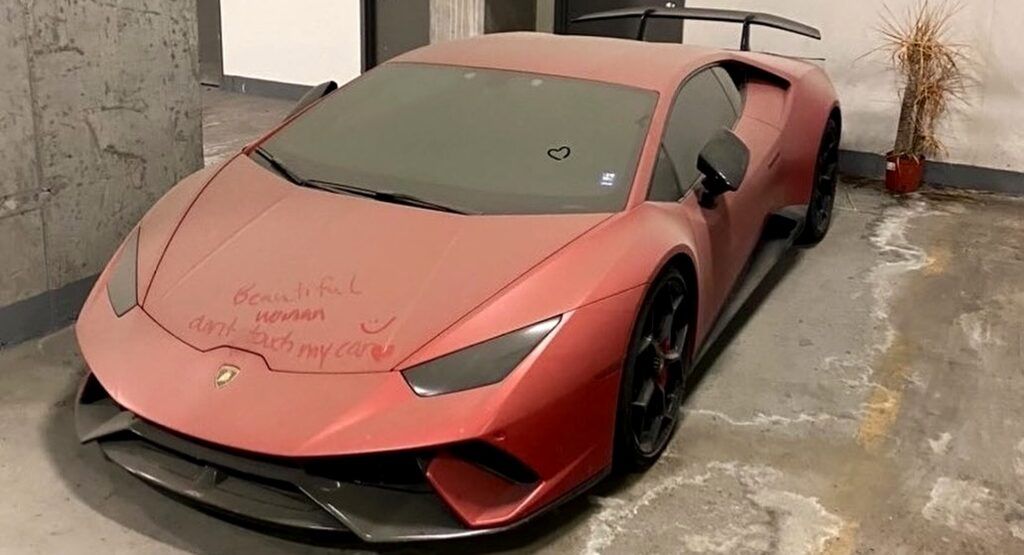 Alguien dejó un Lamborghini Huracan Performante en un estacionamiento de Canadá