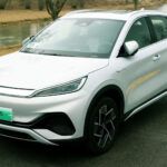 El BYD Yuan Plus presenta respiraderos inspirados en mancuernas y karaoke incorporado