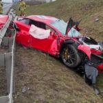 Ferrari 488 Pista destrozado después de deslizarse debajo de una barrera de seguridad en Polonia