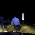 La policía comparte imágenes de Tesla en piloto automático chocando contra un patrullero mientras el conductor ‘mira una película’