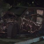 Rivian R1T choca contra un poste en California y se incendia