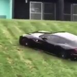 Derrapes de locura con un Ferrari FF… ¡sobre césped!