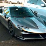 Este Ferrari SF90 Stradale con paquete Assetto Fiorano luce fantástico
