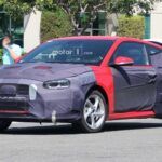El Hyundai Veloster 2018 se muestra en las líneas deportivas
