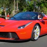 Un cliente recibe su LaFerrari Aperta después de un buen lío