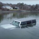 El nuevo Ford Bronco queda sumergido por la marea alta de Maine durante dos noches