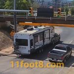 Conducir lentamente debajo de un puente de 11 pies 8 definitivamente no salvará su remolque de RV