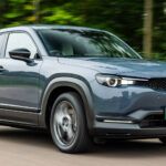 El Mazda MX-30 2022 actualizado todavía tiene un pequeño alcance de 100 millas, pero se carga 10 minutos más rápido