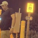 Conductor de camioneta atrapado desconectando Tesla Model 3 mientras el dueño dormía adentro