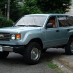 Flex abre su primera tienda fuera de Japón en los EE. UU., trayendo un aspecto retro a los Toyota modernos.