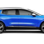Chevrolet Equinox EV Surfaces online con librea bicolor azul y blanca