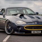 Jaguar XKR ‘Badcat’ de 632 hp cambiado a mano parece listo para salir a la pista