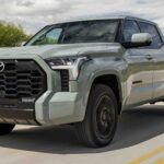 La cámara de respaldo de la Toyota Tundra 2022 puede mostrar imágenes frontales cuando los conductores retroceden