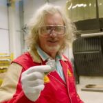 Mira a James hacer algunos llaveros de Ferrari en Maranello y conducir un Roma en Fiorano