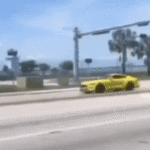 No hay nada que ver aquí, solo otro Ford Mustang a la deriva y atascado en la mediana.
