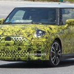 2024 MINI Cooper JCW lavado de cara espiado en pruebas de calor