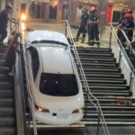 Ladrón de coches queda atascado en las escaleras de una estación de autobuses española