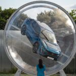 Peugeot exhibe el impresionante 408 en una exhibición de esfera móvil cerca de París