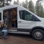 Esta furgoneta camper adaptada está lista para la aventura