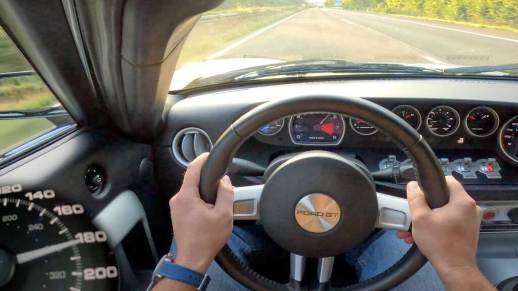 Este Ford GT 2006 está preparado para una carretera con V8