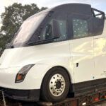 Dos camiones Tesla semieléctricos son captados siendo transportados a casa después de la prueba
