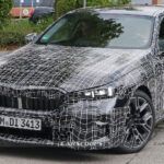 El BMW Serie 5 2024 continúa con su striptease, brindándonos una mejor vista de la parte delantera