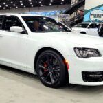 El Chrysler 300C 2023 es un ruidoso HEMI V8 de 6.4 litros que se despide de un clásico estadounidense