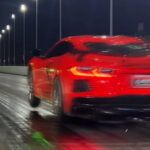 Mira cómo un Corvette C8 con dos turbocompresores hace un caballito y establece un récord mundial para el cuarto de milla