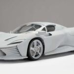 Mezcla de recerá próximamente y Ferrari Daytona SP3 en escala 1:8