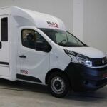 una caravana de coches Fiat de 10