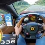 Este Ferrari F12 Berlinetta circula a 337 km/h por una autopista
