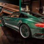 Carlex actualiza el Porsche 991 Turbo anterior con un tinte verde cepillado a mano y un interior marrón
