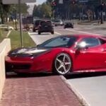 Conductor de Ferrari 458 golpea una pared después de enloquecer y aparentemente olvidar que existe el pedal del freno