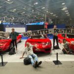 Los manifestantes se pegan a los Ferrari en el Salón del Automóvil de París, días después de un incidente similar en Alemania.