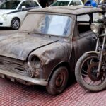 Motocicleta Mini Cooper y Yamaha abandonada recuperada de un garaje subterráneo después de 30 años