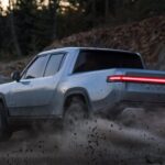 Rivian está eliminando indefinidamente la opción Powered Tonneau Cover para la camioneta R1T