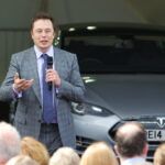 El baterista de heavy metal está demandando a Elon Musk en la corte, con la esperanza de despojarlo de $ 56 mil millones en compensación de Tesla.