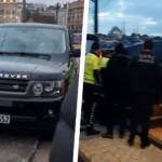 El conductor titulado Range Rover Sport conduce el tranvía para evitar el tráfico y se atasca en el proceso