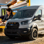 La robusta Ford Transit Trail 2023 saca la vida de la camioneta de la red