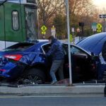 Maserati Ghibli choca después de que el conductor voltea frente al tren de Boston